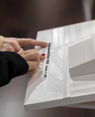 Imagen de una maqueta de un edificio construido por el estudio de Paloma, expuesta en la sala Cambio de Sentido de Fundación ONCE 