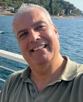 Javier Alvite sonriente de espaldas al mar