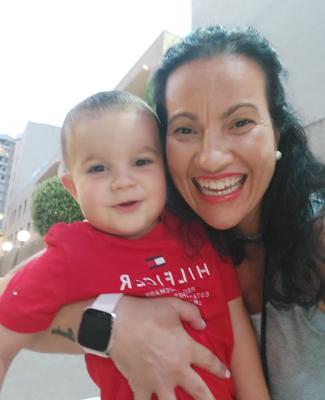 Imagen de Alicia con Bruno bebé en brazos 