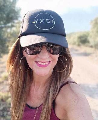 Foto de Eva sonriente con gorra y gafas de sol