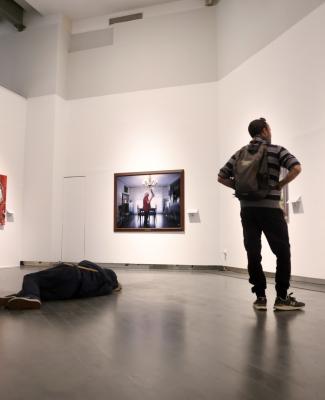 Hombre observando la exposición