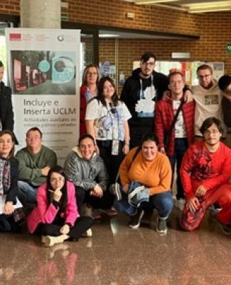 Imagen de grupo de alumnos y profesores