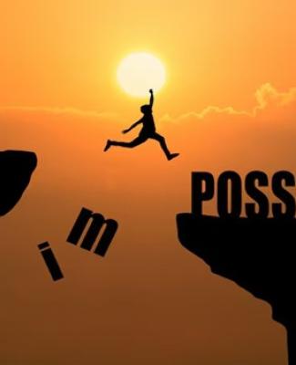 Silueta de una persona saltando entre dos acantilados al atardecer, donde  las letras 'i' y 'm' caen del acantilado izquierdo transformando la palabra 'impossible' en 'possible' en el acantilado derecho