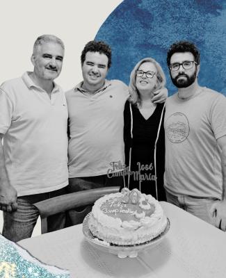 Foto en blanco y negro de José María y su familia ante una tarta