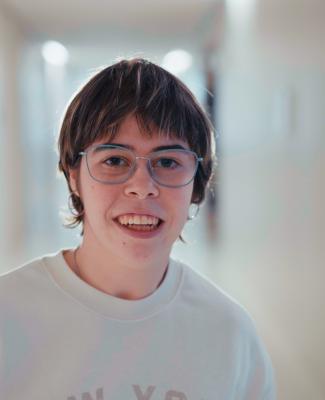 Foto de Marta Ibáñez de cintura para arriba 