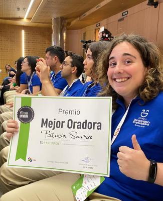 Imagen de Patricia enseñando el diploma de 'Mejor oradora'