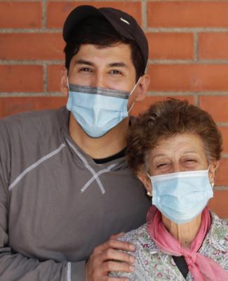 Foto de Luis junto a una mujer, en un servicio de voluntariado