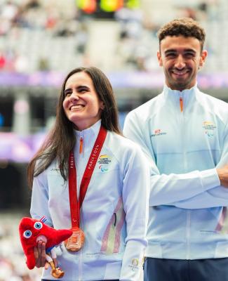 Foto de Alba, junto a su entrenador, posando con la medalla 