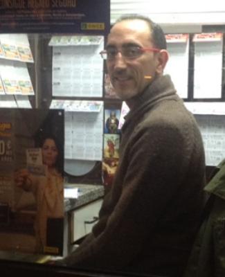 El autor del post en su kiosco de la ONCE