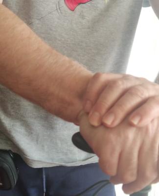Foto en la que se ve unas manos apoyadas en un bastón