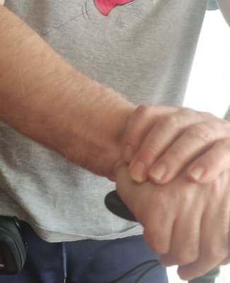 Foto en la que se ve unas manos apoyadas en un bastón