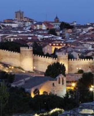 Foto panorámica de Ávila de noche