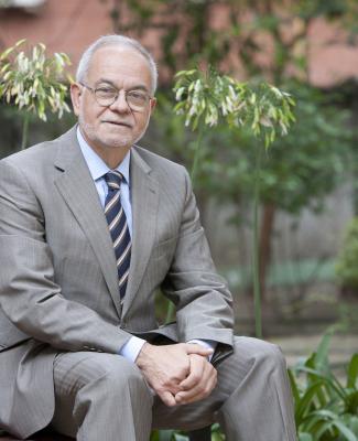 Imagen de Javier Nadal sentado en un banco 