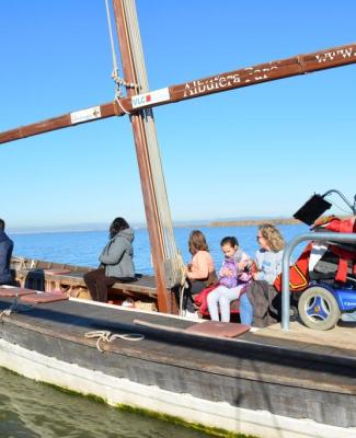 Foto de una barca accesible con personas con y sin discapacidad