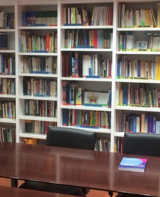 Imagen de la biblioteca actual de Fundación ONCE con estanterías llenas de libros 