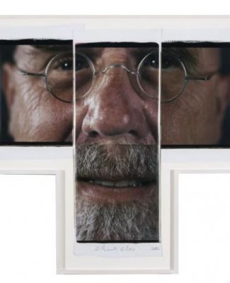 Obra de Close Chuck en la que se ve una cara dividida en tres partes de un hombre con bigote