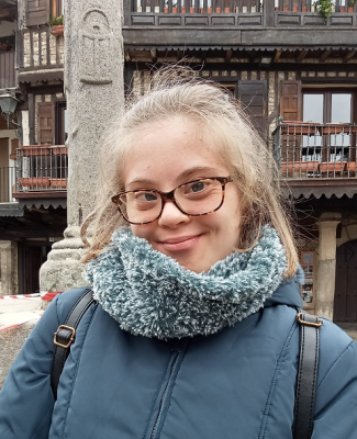 Foto de Irene con abrigo y sonriente