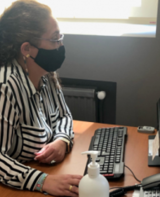Foto de estela en su puesto de trabajo