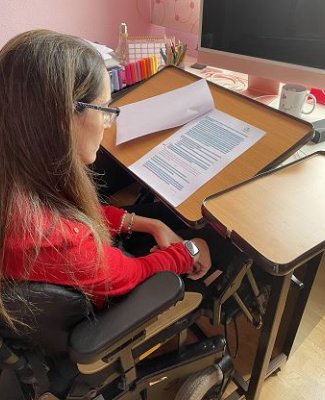 Foto de María estudiando en una mesa con ordenador 