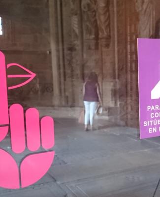 Cartel informativo de la existencia de bucle magnético en el interior de una catedral