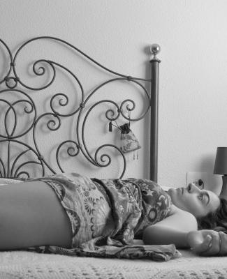 Imagen en blanco y negro de una chica tumbada en la cama