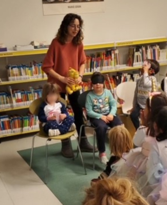 Foto de una actividad con niños en la Biblioteca Luis Rosales 
