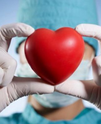 Manos de un cirujano sujetando un corazón antiestrés 