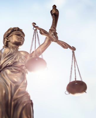Diosa de la Justicia con balanza 