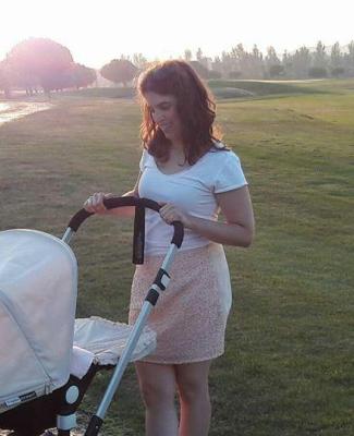 Mercedes llevando el carrito de su hija 