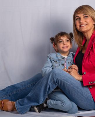 Elena y Paula, sentadas en el suelo