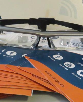 Imagen de unas gafas sobre unos folletos en la que se lee también la palabra CESyA