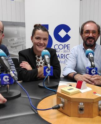 Imagen de José Jardón ante el micrófono con dos compañeros 
