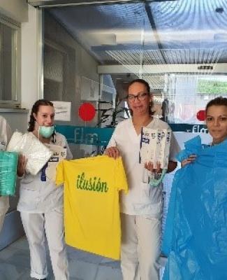 Foto de un grupo de trabajadores de la FLM con una camiseta amarilla que pone Ilusión