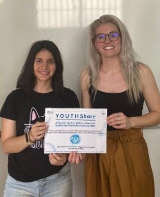 María, junto a una compañera, mostrando un diploma obtenido durante la formación realizada con la beca CRUE-Fundación ONCE 
