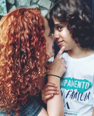 Foto de Menchu y su hijo Álvaro mirándose