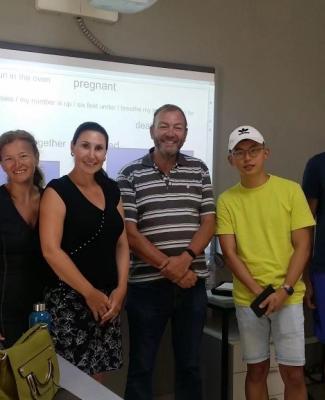 Bo Sun con más estudiantes en una foto de grupo