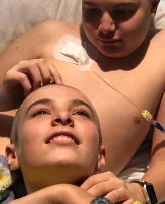 Imagen de Andrés con su hermano, durante el tratamiento 
