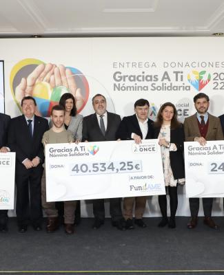 Foto de familia de la entrega de cheques de 2023