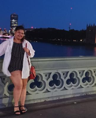Foto de Elisabeth apoyada en una barandilla con el Támesis al fondo 