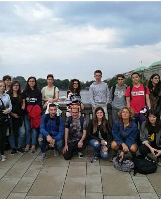 María con un grupo de estudiantes durante una excursión en Bremen