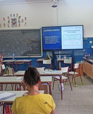 Foto de aula en la que se ve a adultos en formación