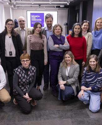 Foto de un grupo de trabajo sobre infancia en el que está Ana Sastre