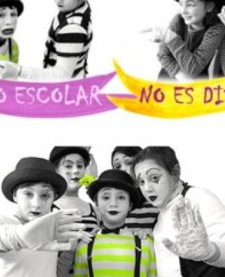 Mosaico de imágenes de niños en blanco y negro con toques de color en el que se lee: "El acoso escolar no es divertido".