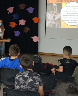 Patricia e Isabel en la charla con el alumnado de 5º de Educación Primaria