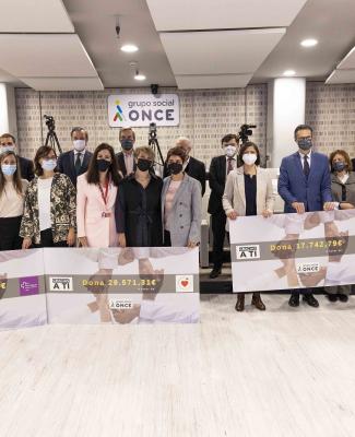 Foto de familia de la entrega de los cheques solidarios en la última ceremonia de 'Gracias a ti'