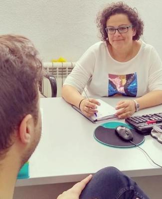 Ana atendiendo a un hombre