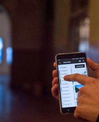 Persona con discapacidad manejando la app en el móvil