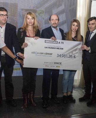 Representantes de la Federación Esapñaola de Padres de Niños con Cáncer en el acto de entrega de la recaudación