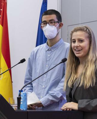 Desirée, junto a otro becado, pronunciando un discurso en la ceremonia de entrega de becas  