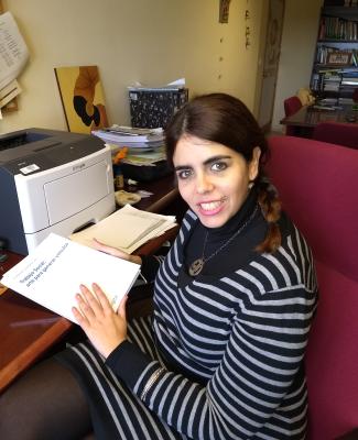Foto de Mercedese Serrato, autora del post, en su despacho 